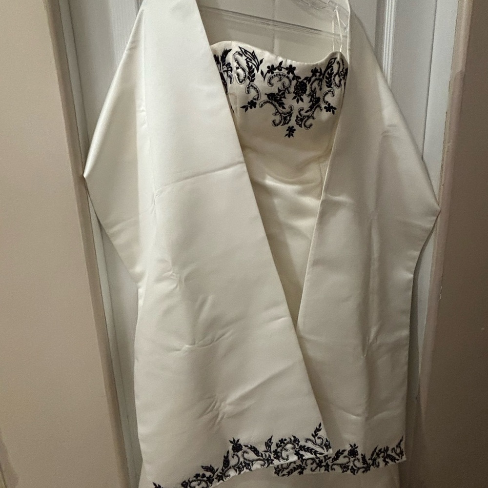 VENUS Elegant Cream and Black Wedding Gown and Shawl